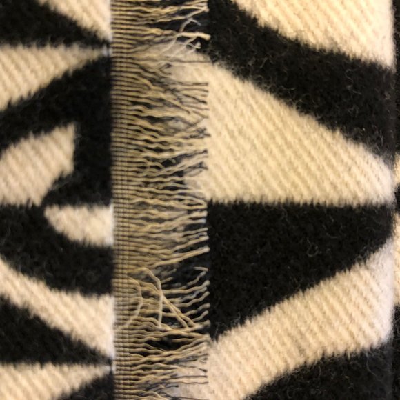 Gucci GG Rhombus Logo Jacquard Scarf in Ivory and Black. New with Tags - Picture 5 of 6